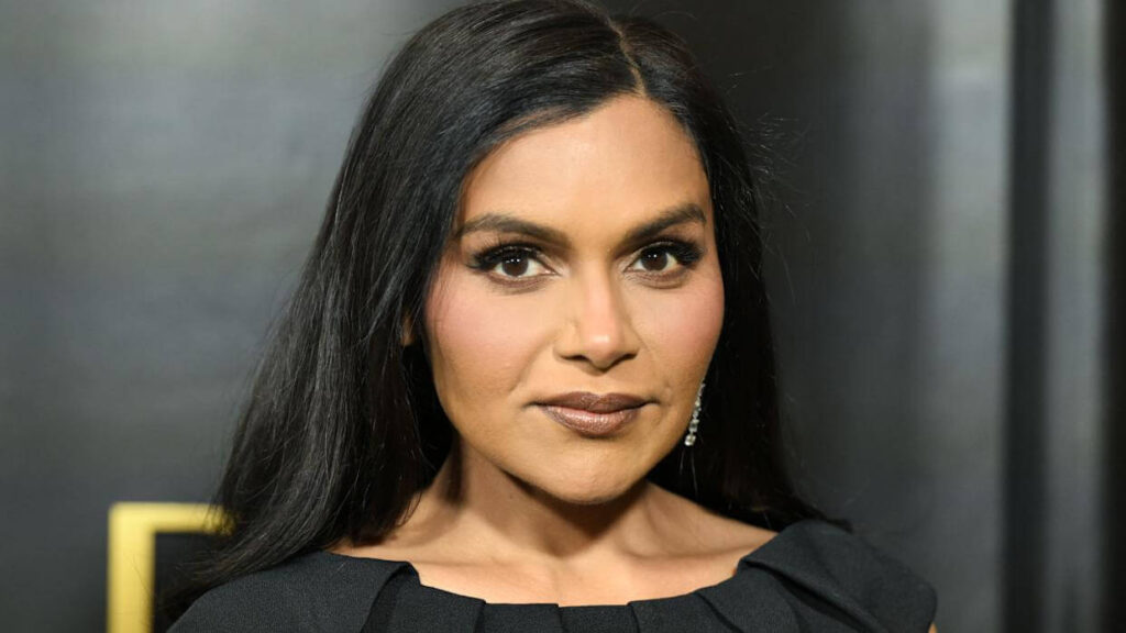 Mindy Kaling Deslumbra en un Vestido de Corte Audaz para Honrar a Sarah Jessica Parker
