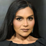 Mindy Kaling Deslumbra en un Vestido de Corte Audaz para Honrar a Sarah Jessica Parker
