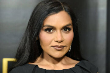 Mindy Kaling Deslumbra en un Vestido de Corte Audaz para Honrar a Sarah Jessica Parker